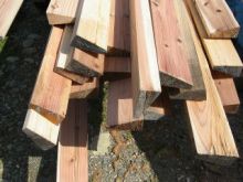 国産の杉を使ったヨロイ式の犬小屋の作り方を紹介します。 ヨロイ式で犬小屋づくり